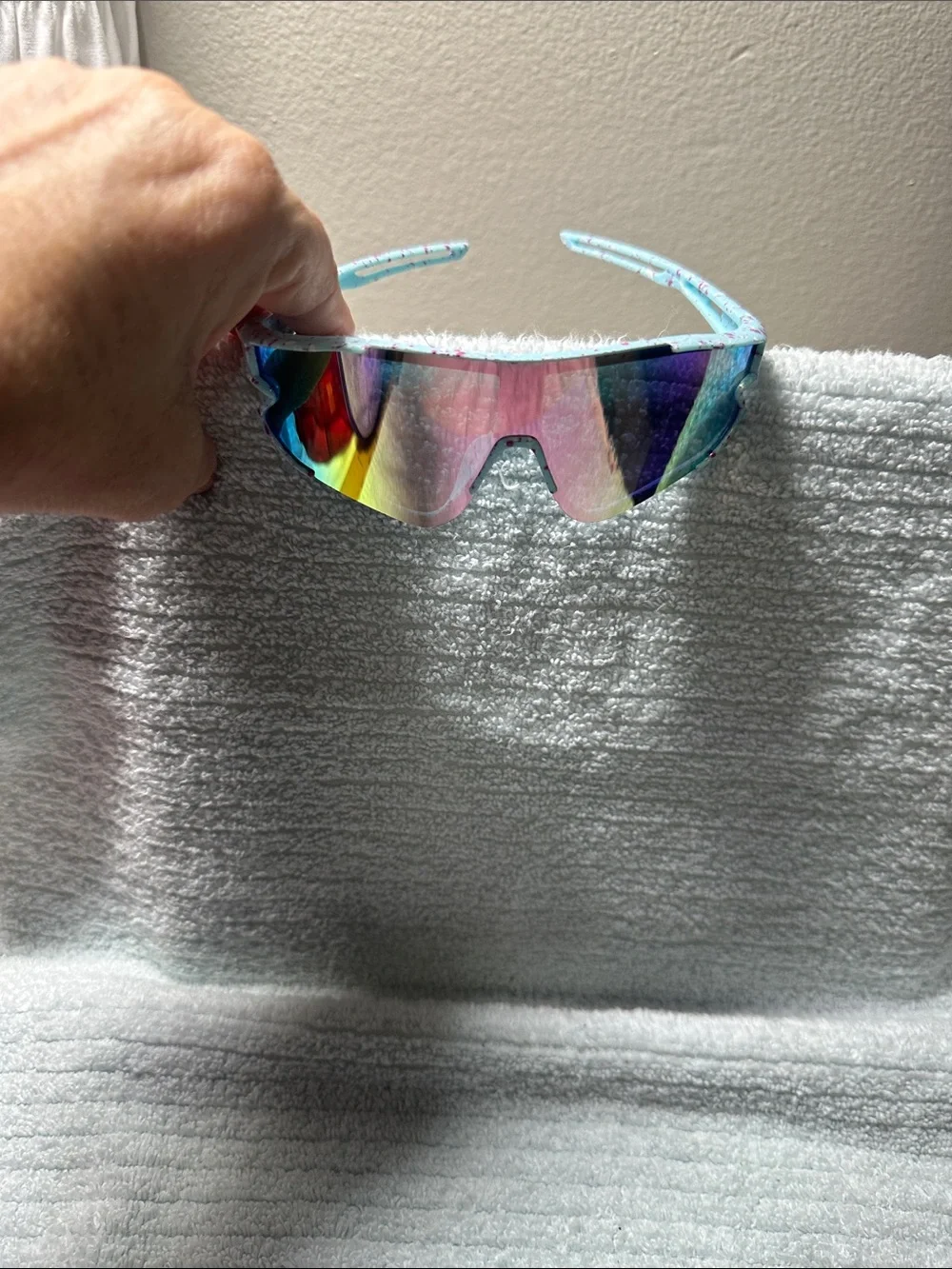 Sporty Blue kids Sunglasses 100 % UVA protection - Iridescent Blue Lens NWT